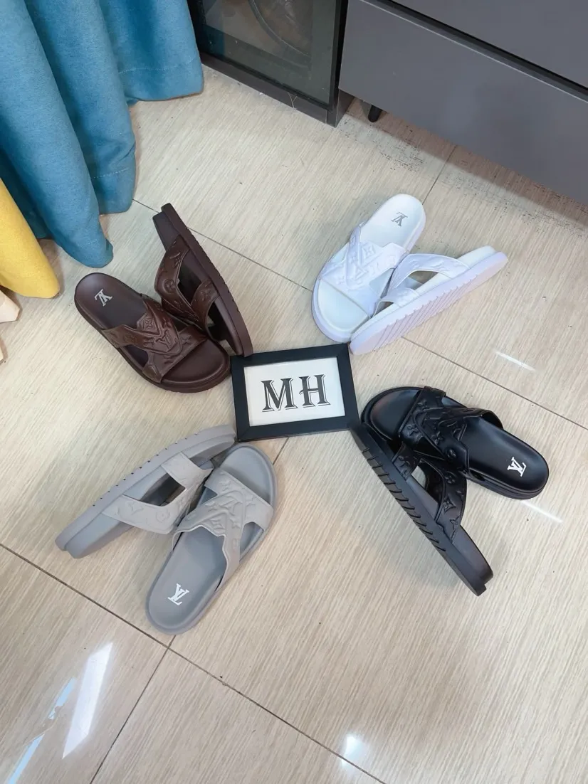 Men's shoes 💰360🌹🌹 (lv-Louis Vuitton) new men's sandals, high-end boutique, exquisite embossed logo decoration on the upper, fine workmanship, super soft soles, casual, loose and comfortable, a must-have in summer! \nsize：38-44